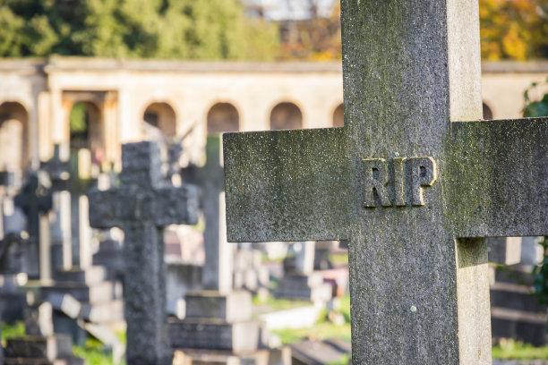 伦敦布朗普顿公墓的十字墓碑上刻着安息(安息)图片下载