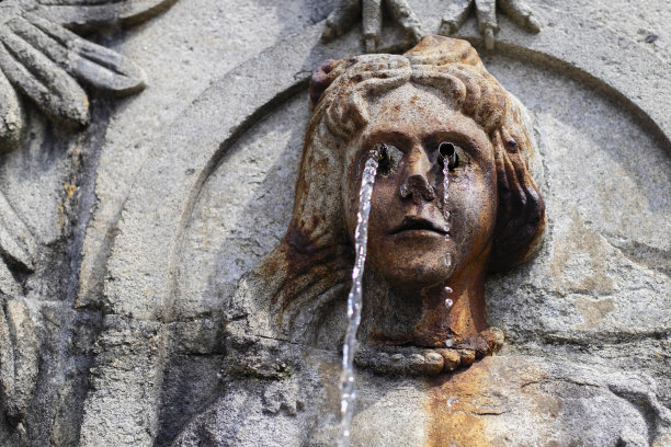 葡萄牙布拉加附近的博耶苏多蒙特教堂的古老喷泉。图片下载