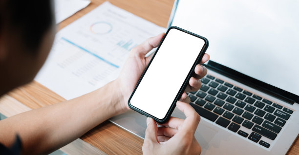 俯视图男子手用手机白屏黑屏。模拟了图片下载