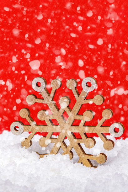 红色背景上的雪，降雪或飘落的雪。大木片在雪中。圣诞节的概念。新年主题，全景照片横幅或网站标题。圣诞贺卡图片下载