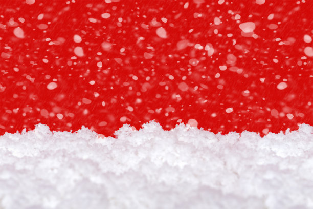 红色背景上的雪。雪下降。圣诞节主题，大格式，全景照片为一个横幅或网站标题。圣诞贺卡印刷图片下载