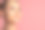 短发特写年轻美丽的女孩与发髻孤立在粉红色的背景图片下载