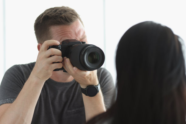 男摄影师拍摄女模特肖像图片下载