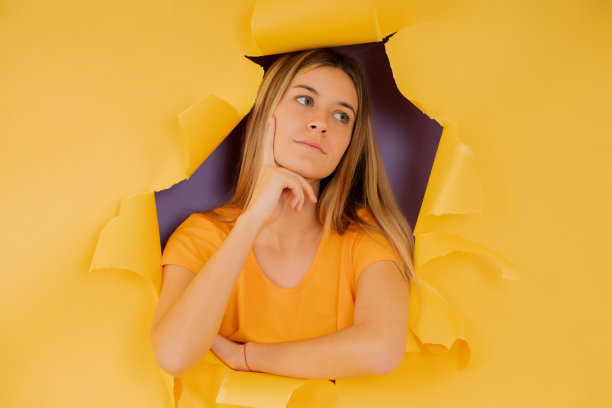 一位表情沉思的年轻女子的肖像。图片下载