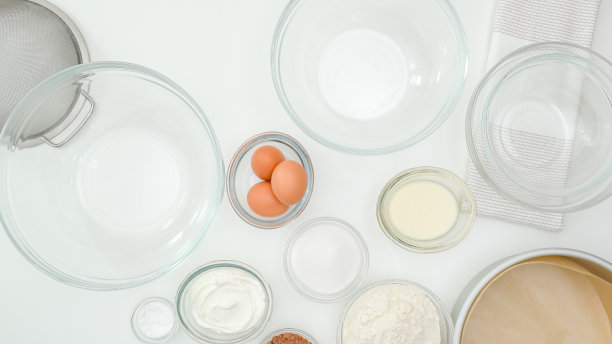 制作蛋糕的材料和菜肴近距离放在餐桌上，从上面看。一步步的巧克力蛋糕食谱，白色厨房餐桌背景，复制空间图片下载