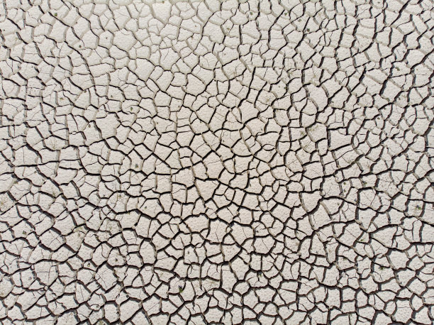 航拍的干裂湖床表面图片下载