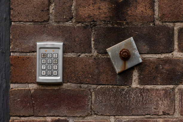 砖墙上的数字垫和生锈的螺栓图片下载