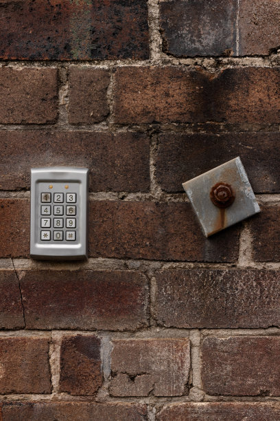 砖墙上的数字垫和生锈的螺栓图片下载