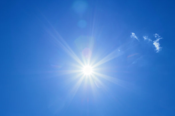 明亮的太阳在天空中闪耀着美丽的光芒图片下载