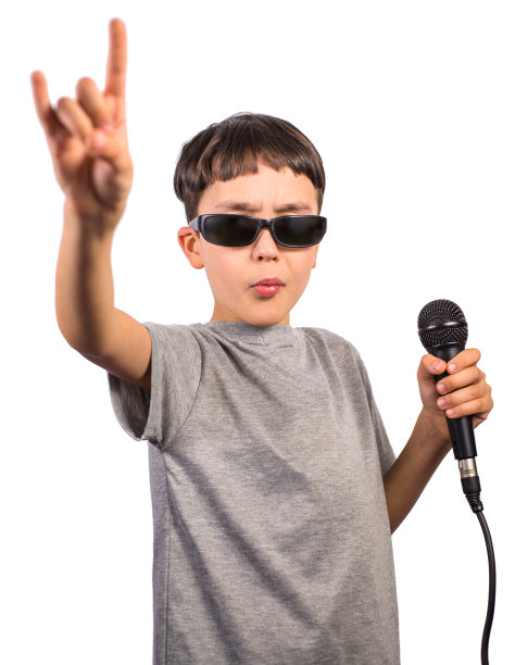 可爱的男孩在白色背景下扮成摇滚明星图片下载