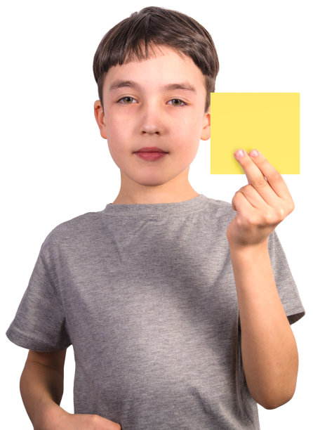 白底空白字条的可爱男孩图片下载