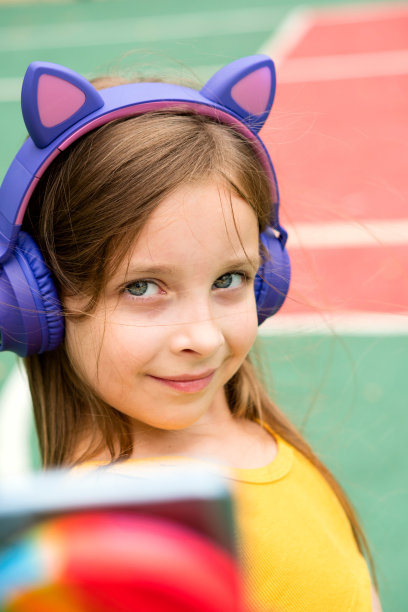 带着Pop It和智能手机的女学生图片下载