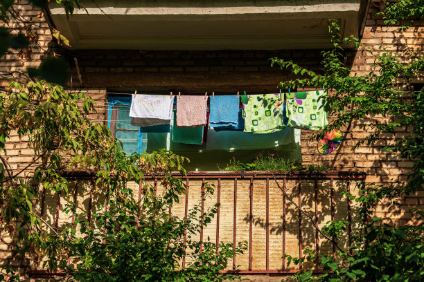 洗好的衣服在公寓楼的阳台上晾干。图片下载