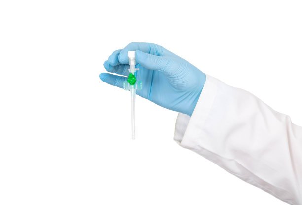 医生的手穿着医用长袍，白色背景上有医用导管的蓝色手套，isoyal。在整形手术中使用导管的概念图片下载