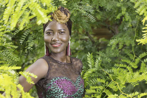 一位加纳女士在她的花园里图片下载