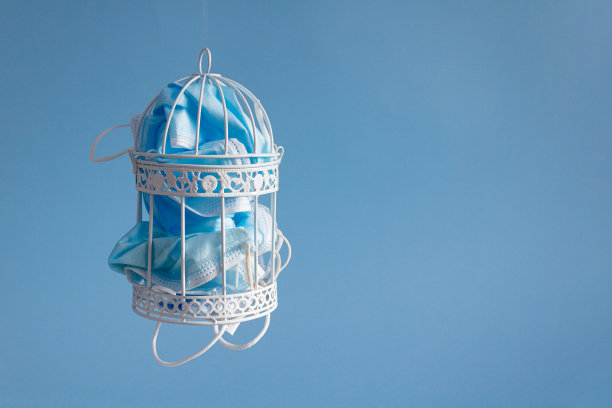 白色笼子装满了冠状病毒医疗和防护蓝色口罩。全球流行病自由概念背景。没有冠状病毒的想法。图片下载