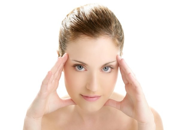 手放在头上的美女肖像图片下载