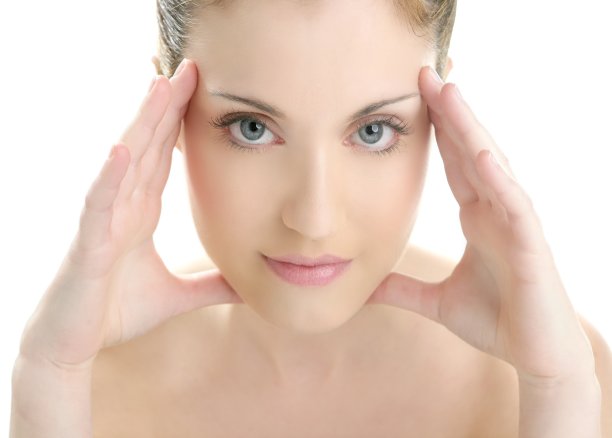 画室里年轻美丽的女人的肖像图片下载