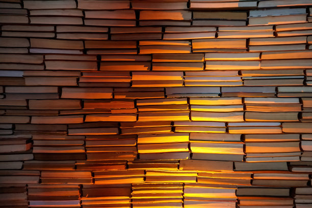 满墙的旧书。的背景图片下载