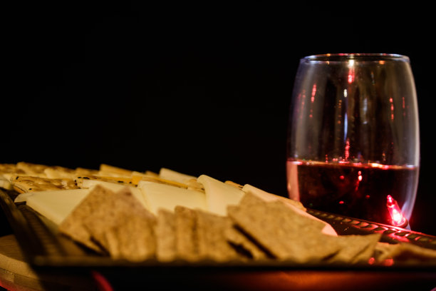 奶酪和饼干板与葡萄酒在玻璃杯图片下载