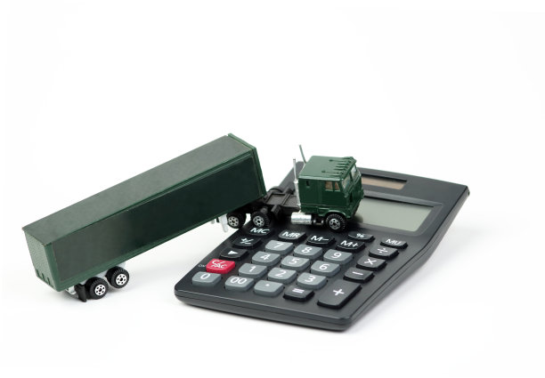 计算器上的玩具卡车，运输成本概念。图片下载