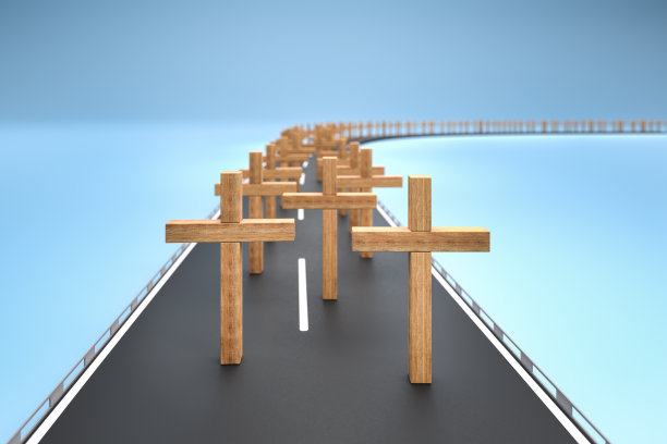 木制的基督十字架在道路上，通向散焦的背部。公路交通死亡人数的概念图三维渲染图片下载