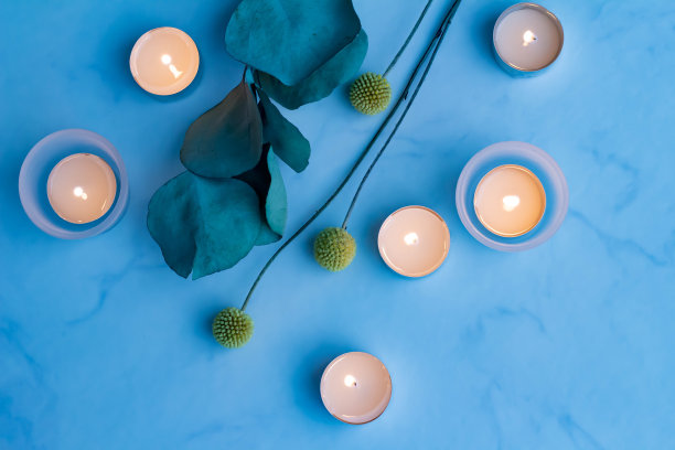 蓝色大理石背景和烛光图片下载