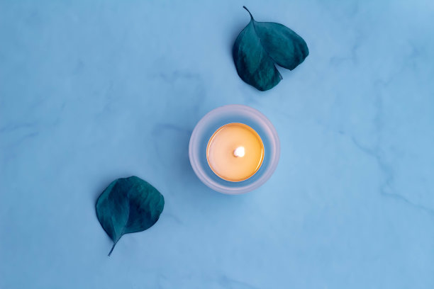 蓝色大理石背景和烛光图片下载