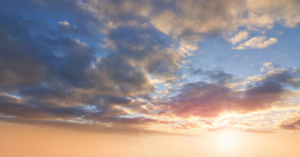 戏剧性的日落背景的橙色和黄色的云图片下载