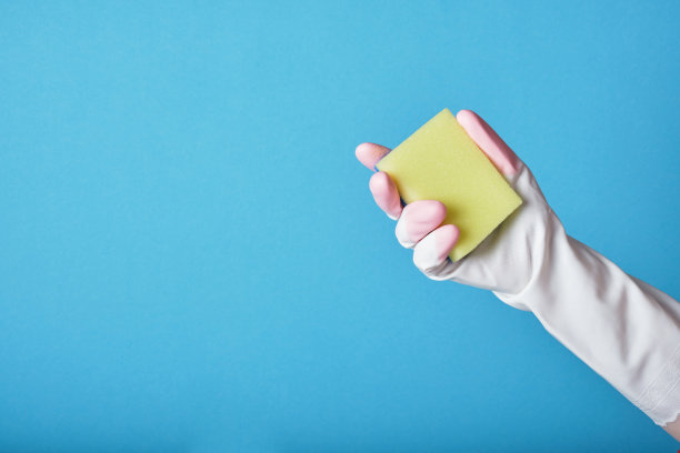 黄色手套，蓝色背景海绵图片下载