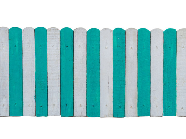 古老的白色木栅栏和翠绿色的尖桩隔离在白色上图片下载