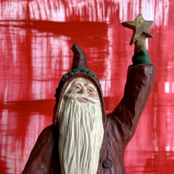 破碎的老圣诞老人手持一颗星星图片下载