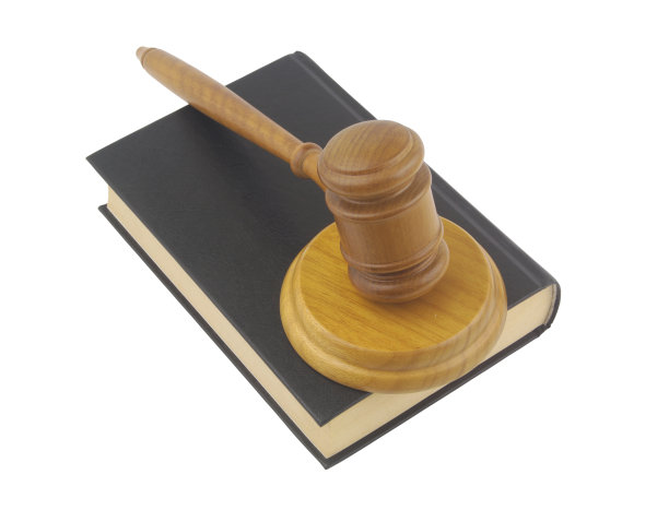 书中的小木槌孤立在白色的背景上图片下载