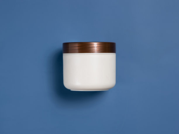 蓝色背景上的化妆品瓶模型图片下载