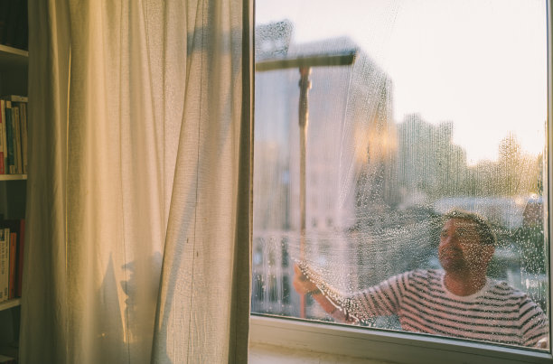 人打扫窗户图片下载