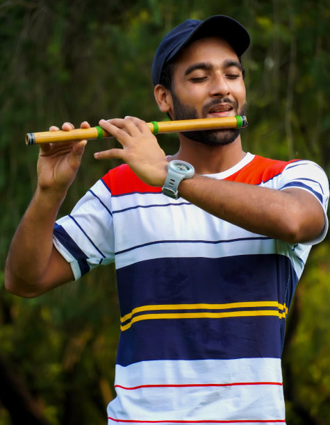 演奏印度管乐器bansuri长笛图片下载