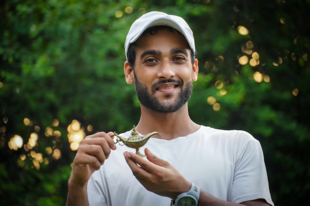 有神灯形象的男人图片下载
