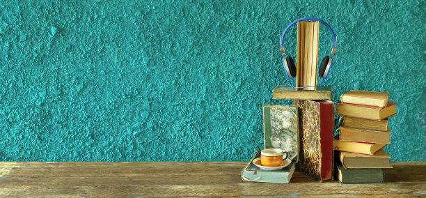 有声书的概念，古董书和耳机，橙色和蓝绿色的外观，文学，娱乐，教育，很好的拷贝空间图片下载