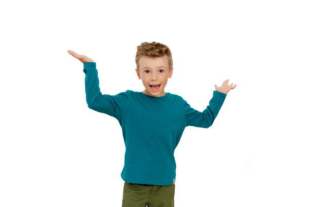 一个快乐的孩子(男孩)，笑容灿烂，双臂向上挥舞。胜利，目标的实现，喜悦的事件。白色的孤立的背景。图片下载