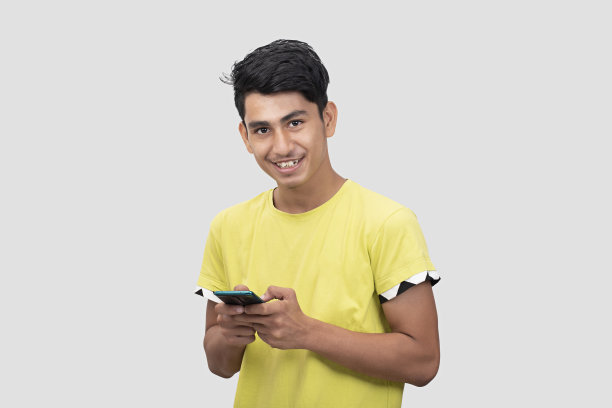 小男孩在用手机拍照片图片下载