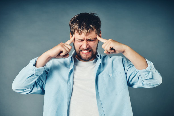 一个中年男人把手放在头上。情绪压力危机和问题的概念图片下载