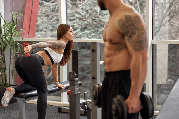 体育馆里的运动员图片下载