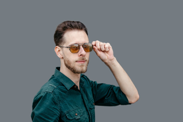 戴墨镜的年轻男人 портрет图片下载