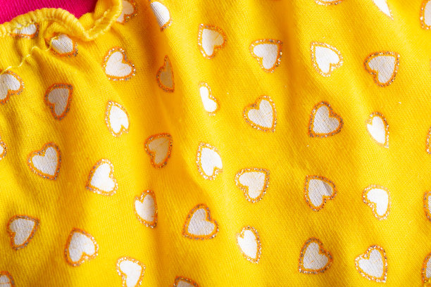 孩子们鲜艳的服装，背景，特写。夏天图片下载