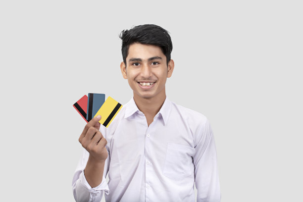 上学男孩展示信用卡照片图片下载