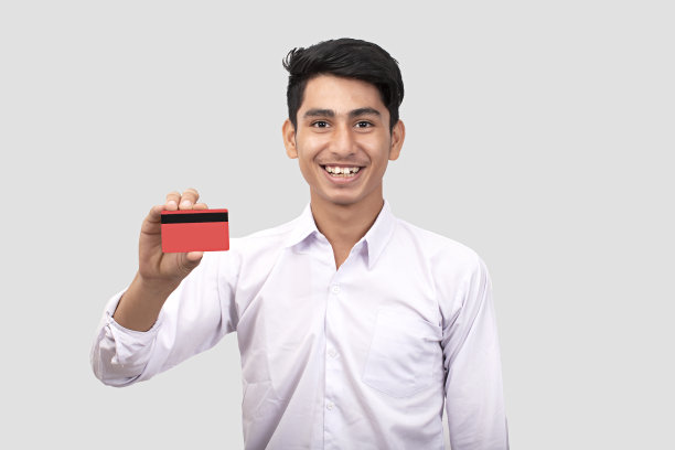 上学男孩展示信用卡照片图片下载