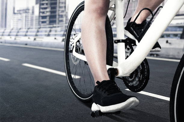 一个骑自行车的女人的侧视图图片下载