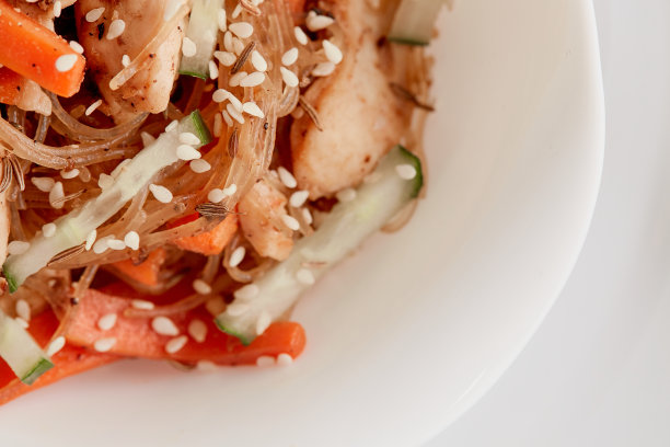 亚洲沙拉，米粉，蔬菜，鸡肉和酱油。芬选择了白色透明的面条。照片菜单上的灰色混凝土纹理图片下载