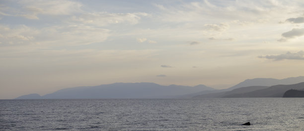 这山的斜坡在日落时连绵起伏图片下载