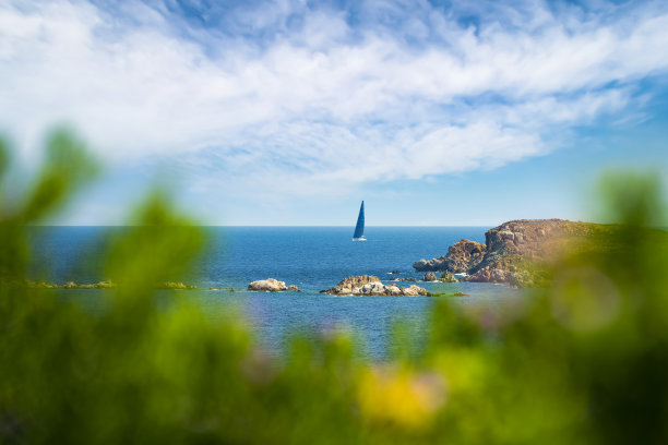 在意大利撒丁岛的波尔图切尔沃举行的帆船比赛中，选择性聚焦，令人惊叹的视野。图片下载
